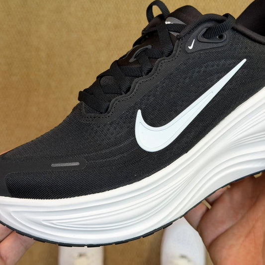 Nike Vomero 18 - Black/White