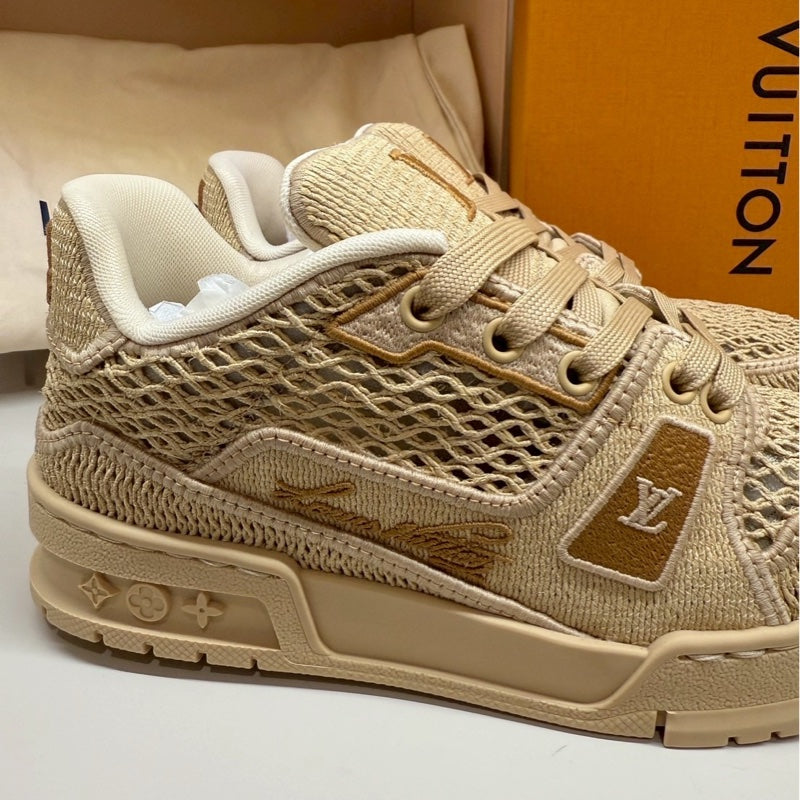 Tenis Louis Vuitton LV Trainer em ráfia bege