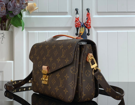 Bolsa Métis East West Monogram Canvas Brown