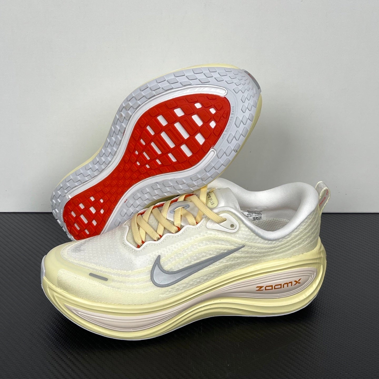 Nike Vomero 18 - Sail/Light Cream