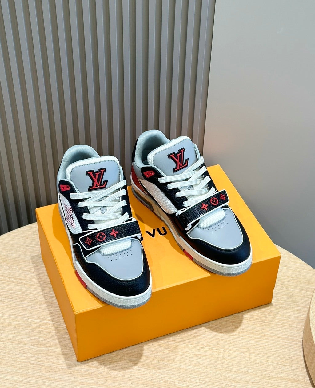 Trainer Red Grey Black