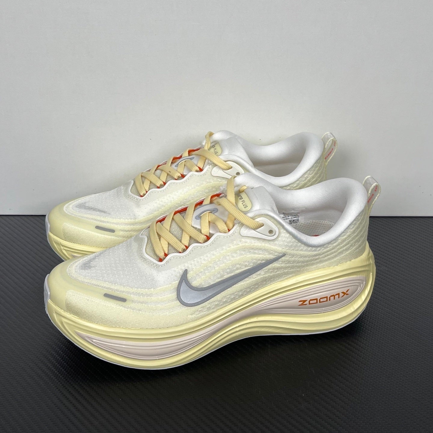 Nike Vomero 18 - Sail/Light Cream