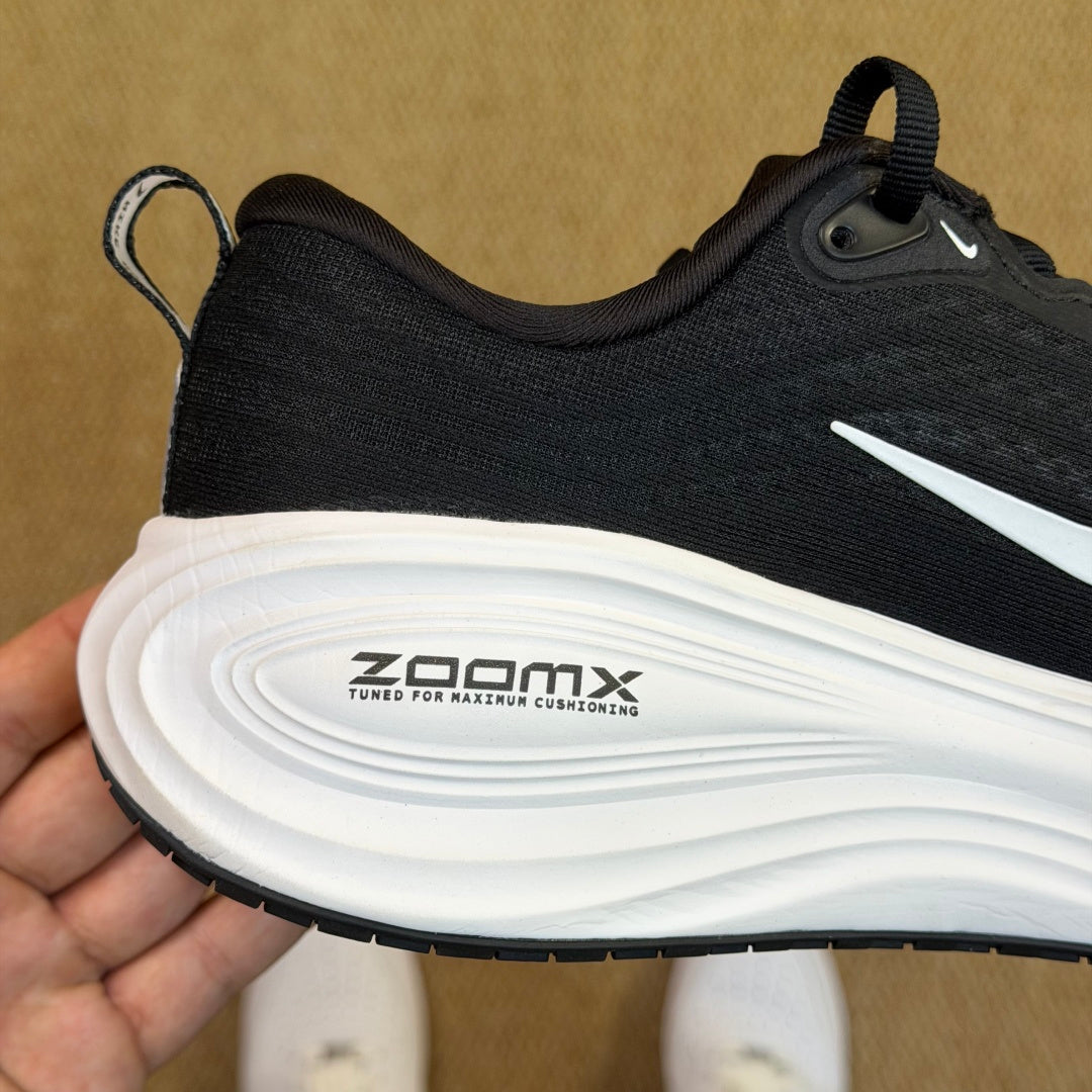 Nike Vomero 18 - Black/White
