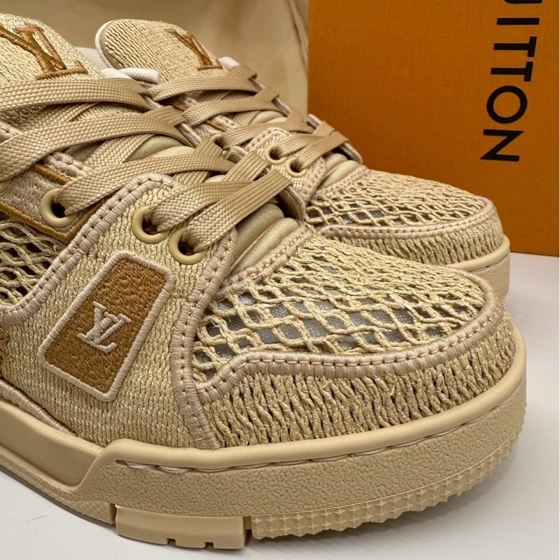 Tenis Louis Vuitton LV Trainer em ráfia bege