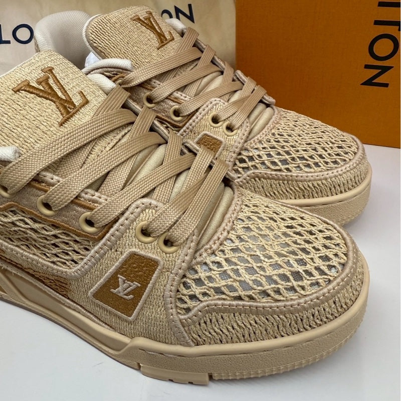 Tenis Louis Vuitton LV Trainer em ráfia bege