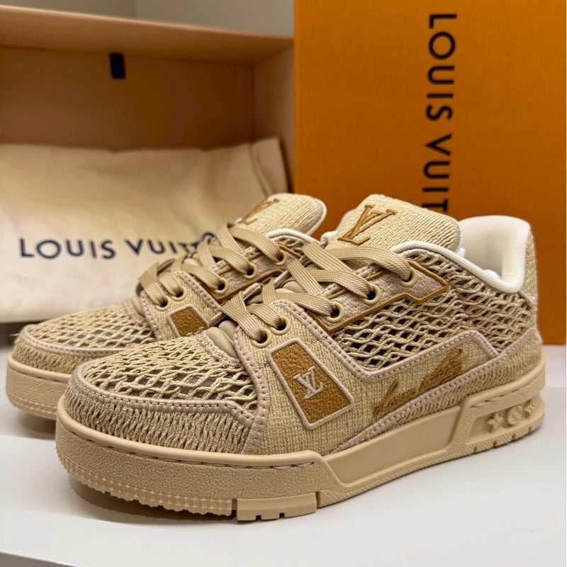 Tenis Louis Vuitton LV Trainer em ráfia bege