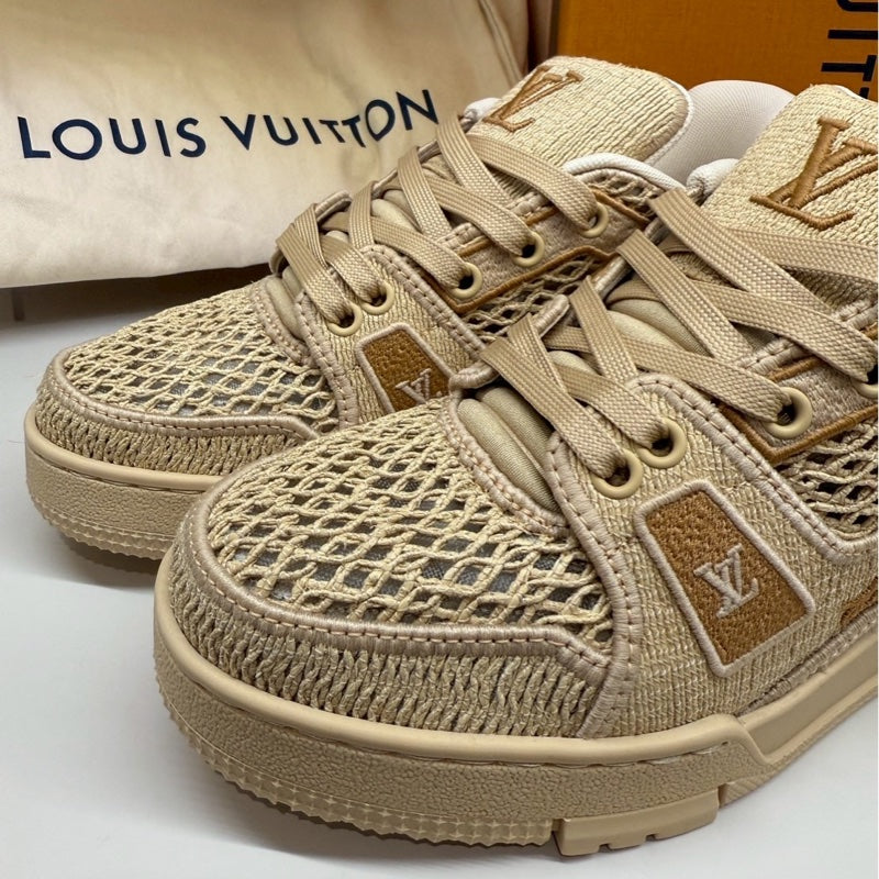 Tenis Louis Vuitton LV Trainer em ráfia bege