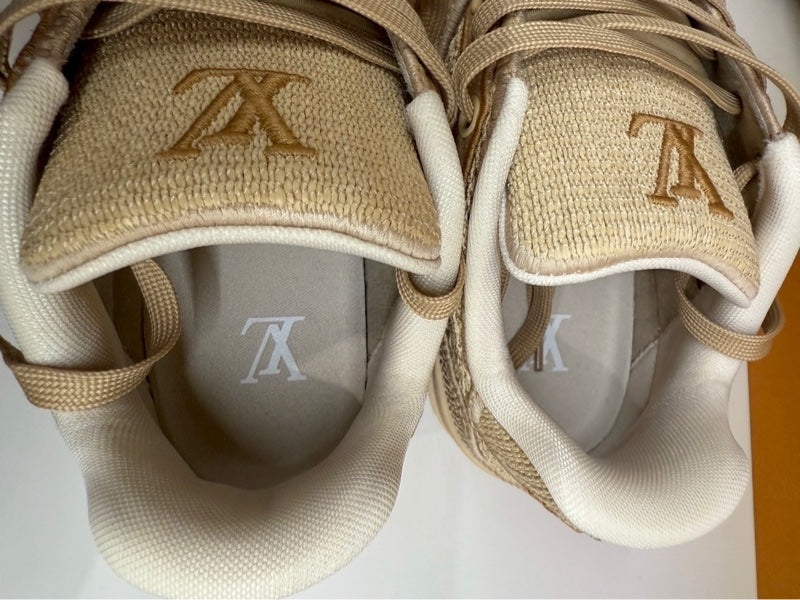 Tenis Louis Vuitton LV Trainer em ráfia bege