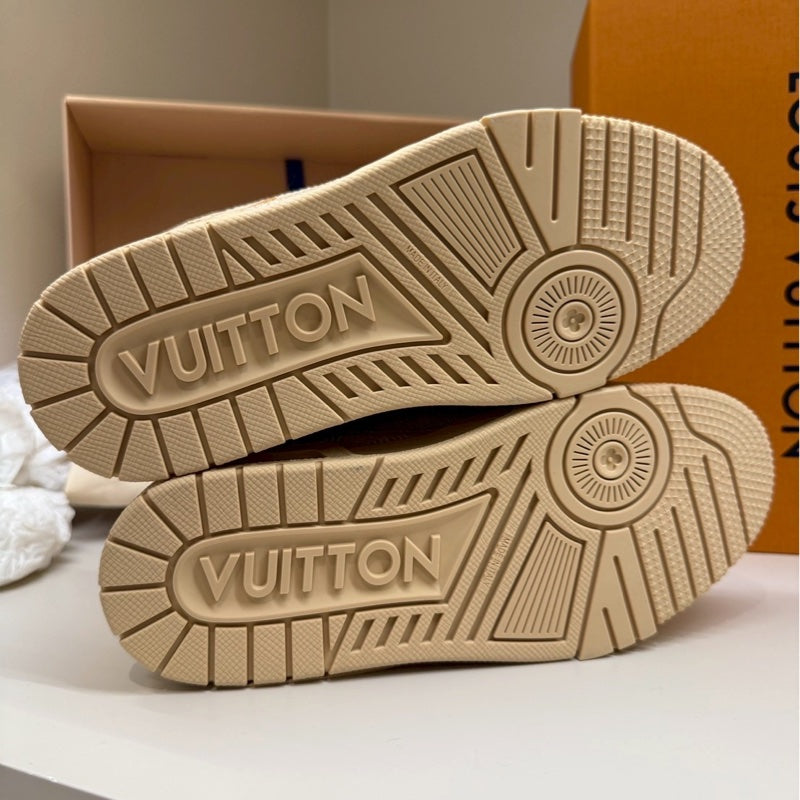 Tenis Louis Vuitton LV Trainer em ráfia bege