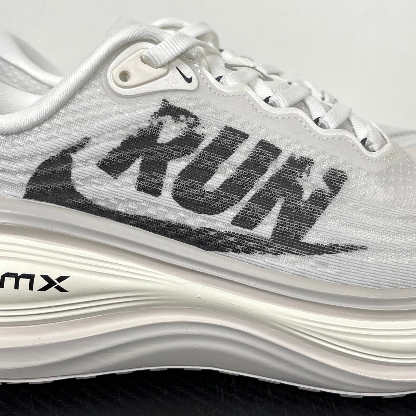 Nike Vomero 18 - White/Black "RUN"