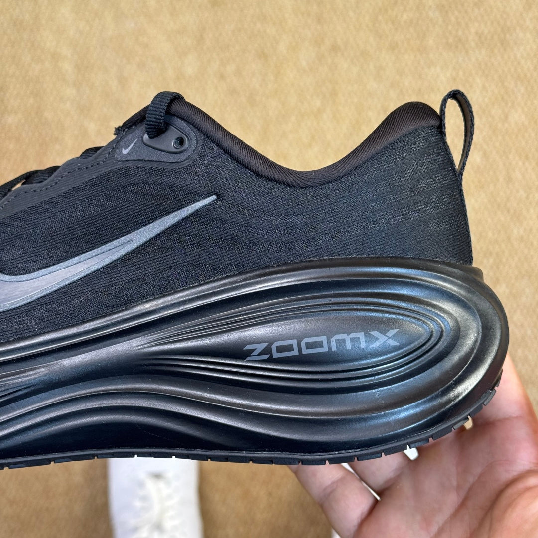 Nike Vomero 18 - Triple Black