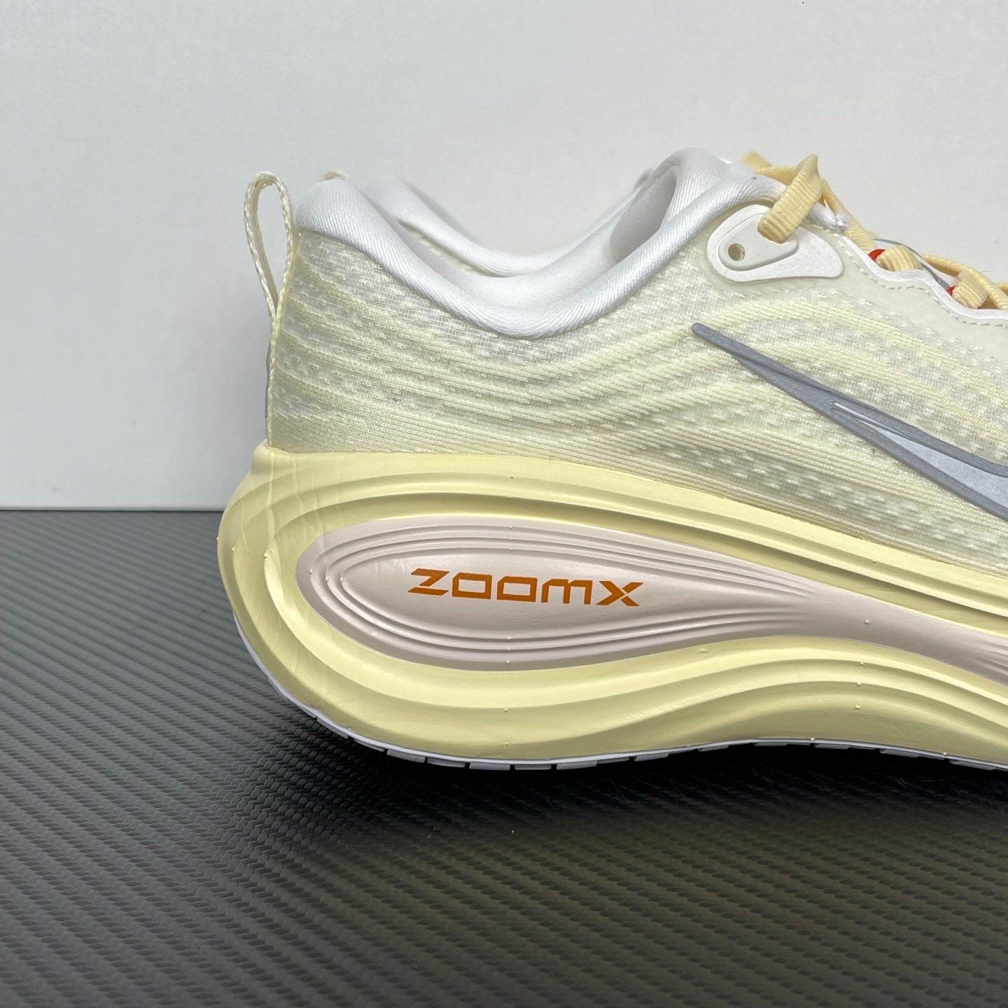 Nike Vomero 18 - Sail/Light Cream