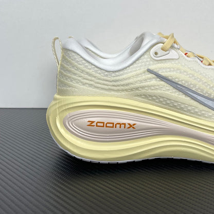Nike Vomero 18 - Sail/Light Cream