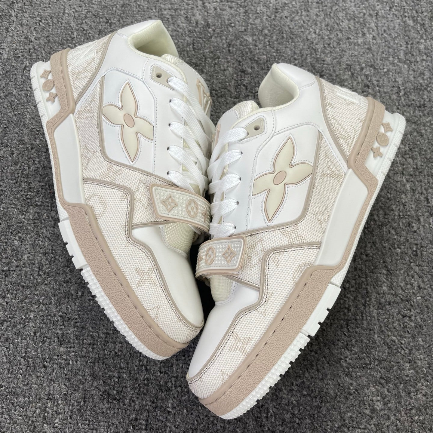 Louis Vuitton Trainer Velcro Rose