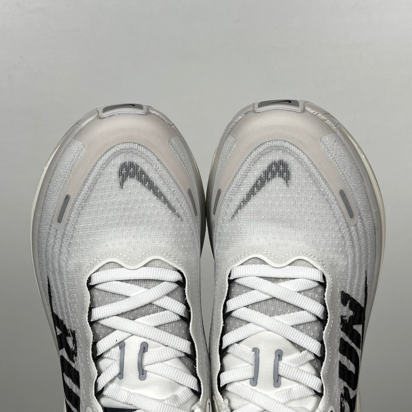 Nike Vomero 18 - White/Black "RUN"