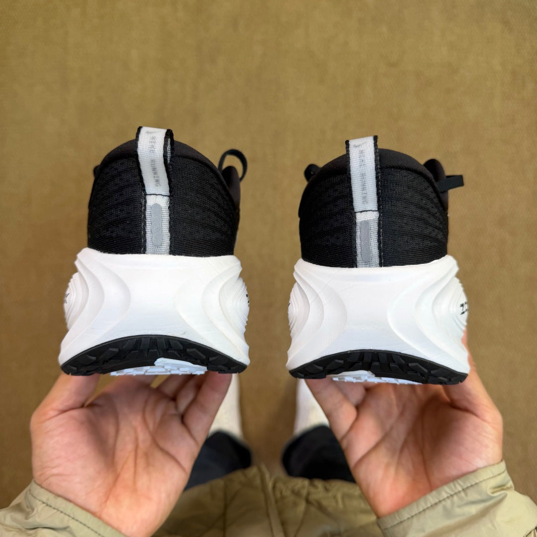 Nike Vomero 18 - Black/White