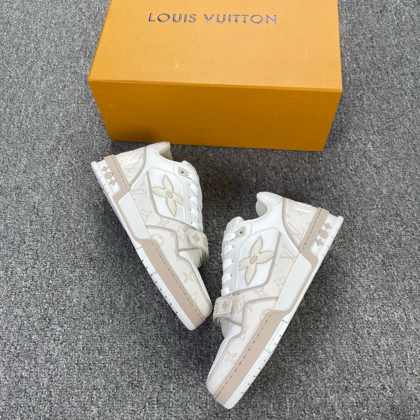 Louis Vuitton Trainer Velcro Rose