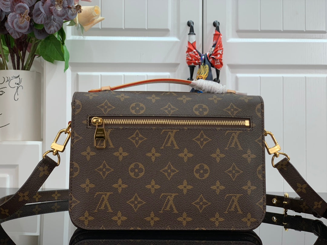 Bolsa Métis East West Monogram Canvas Brown
