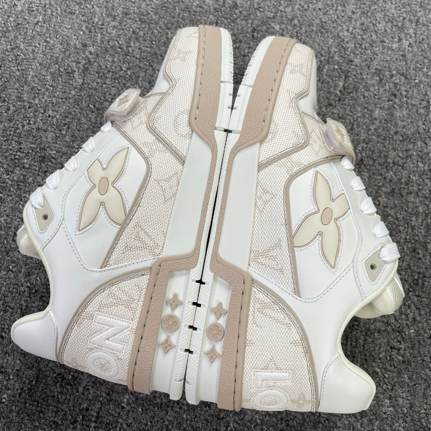 Louis Vuitton Trainer Velcro Rose