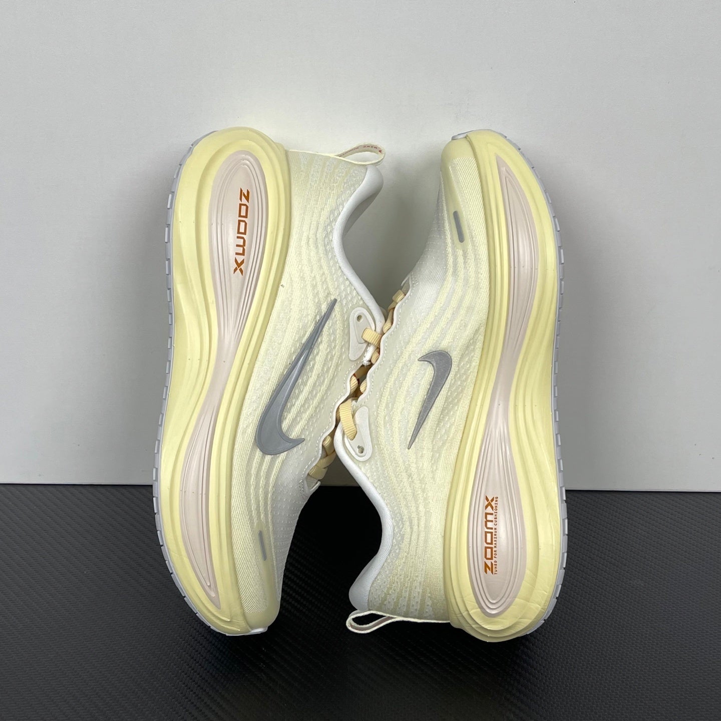 Nike Vomero 18 - Sail/Light Cream