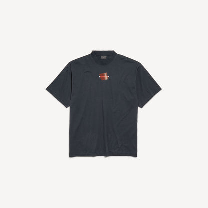 Camiseta Balenciaga Back Medium Fit in Preto Desbotado/branco/vermelho