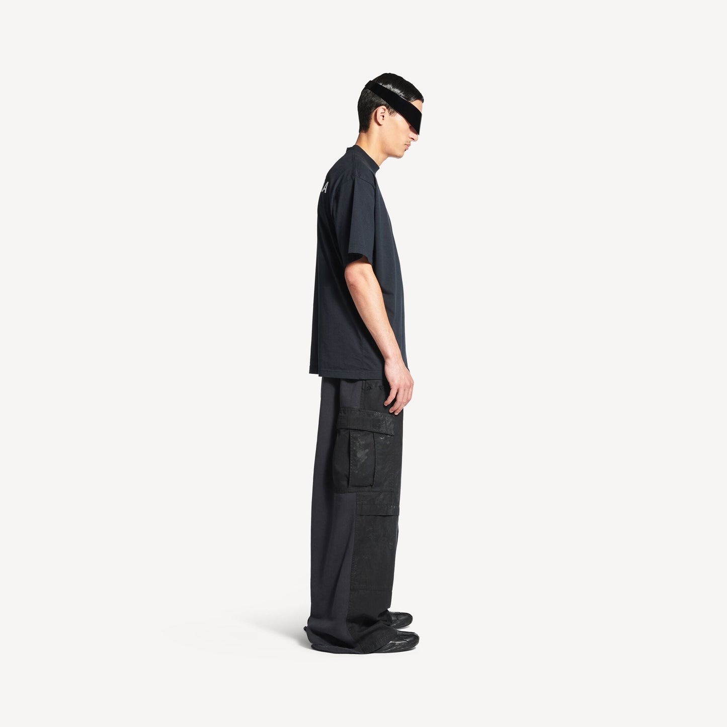 Camiseta Balenciaga Back Medium Fit in Preto Desbotado/branco/vermelho