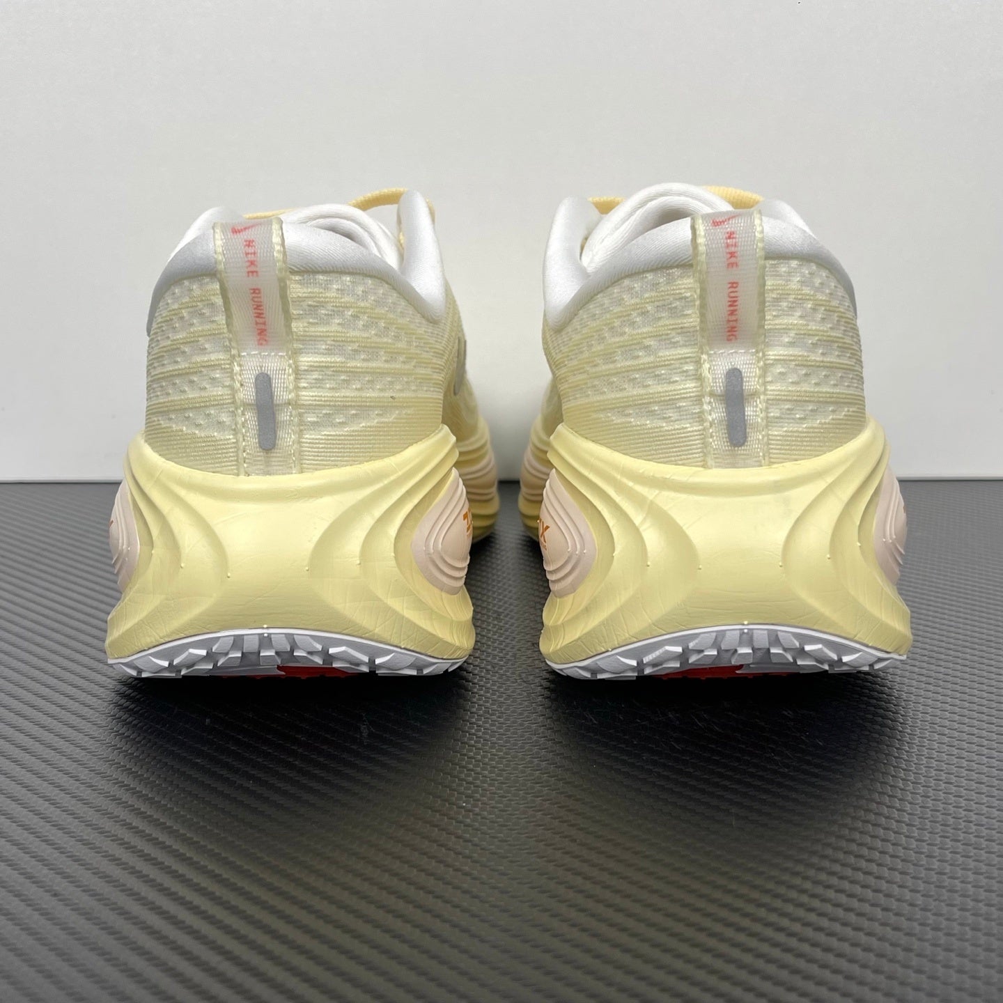 Nike Vomero 18 - Sail/Light Cream