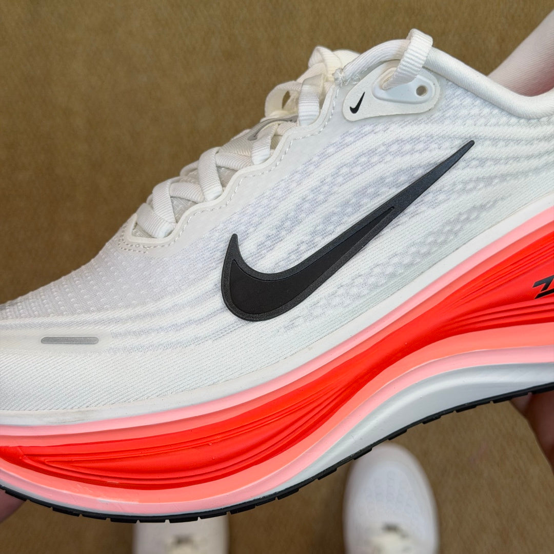 Nike Vomero 18 - White/Bright Crimson