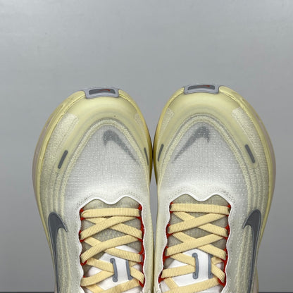 Nike Vomero 18 - Sail/Light Cream