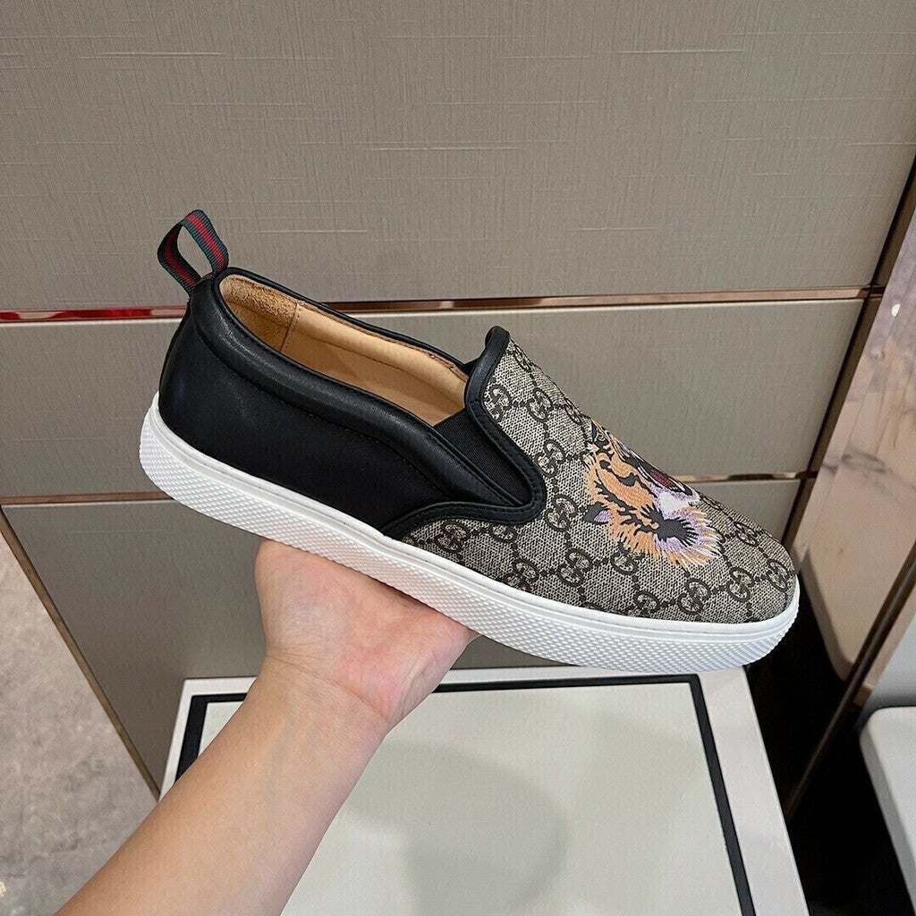 GUCCI GG Supreme Tiger Slip On