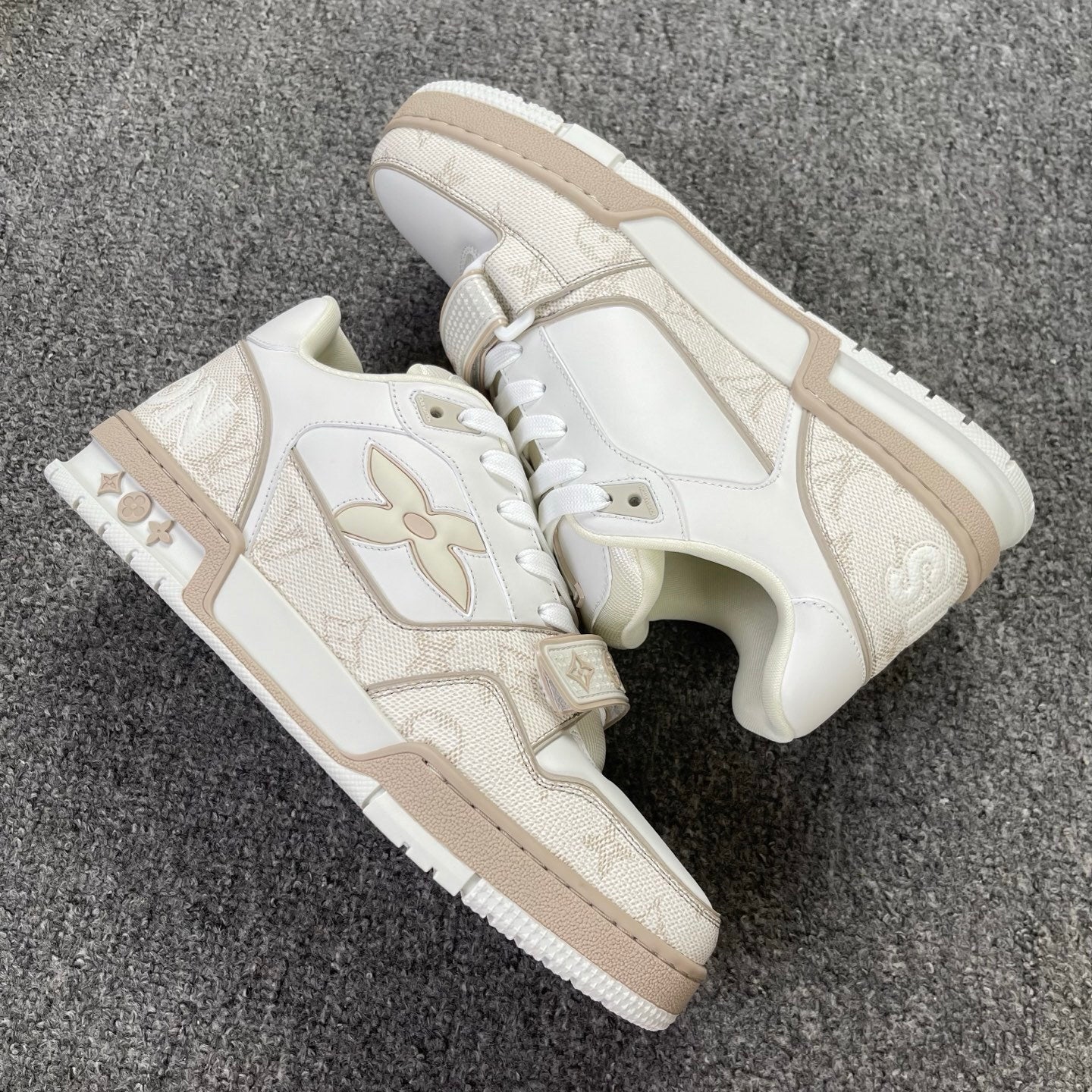 Louis Vuitton Trainer Velcro Rose