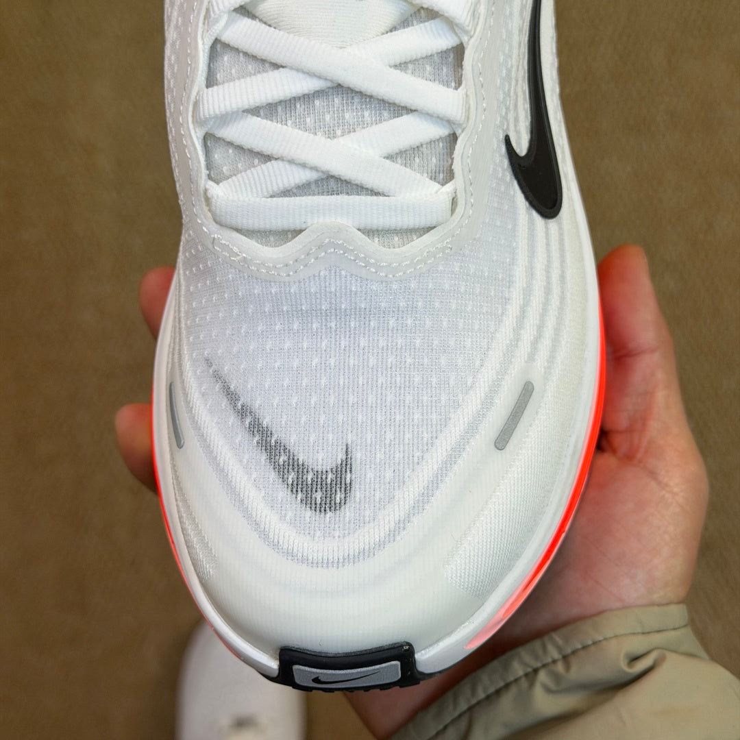 Nike Vomero 18 - White/Bright Crimson