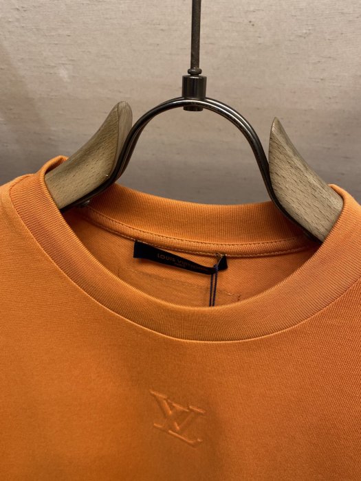 Camiseta Louis Vuitton Orange Relevo Logo