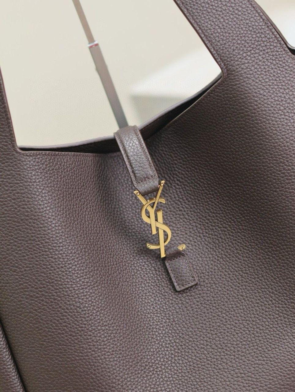 Bolsa Saint Laurent Le 5 à 7 Grained Leather