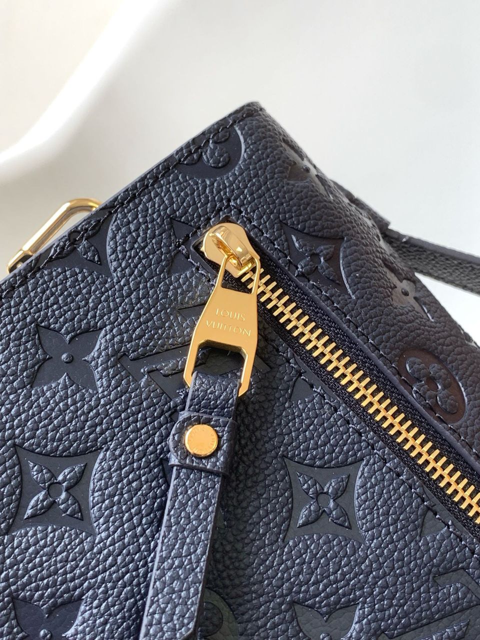 Lv Pochette Metis Black