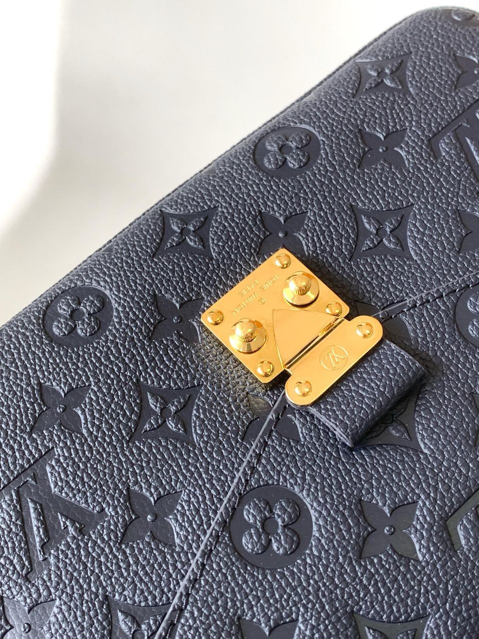 Lv Pochette Metis Black