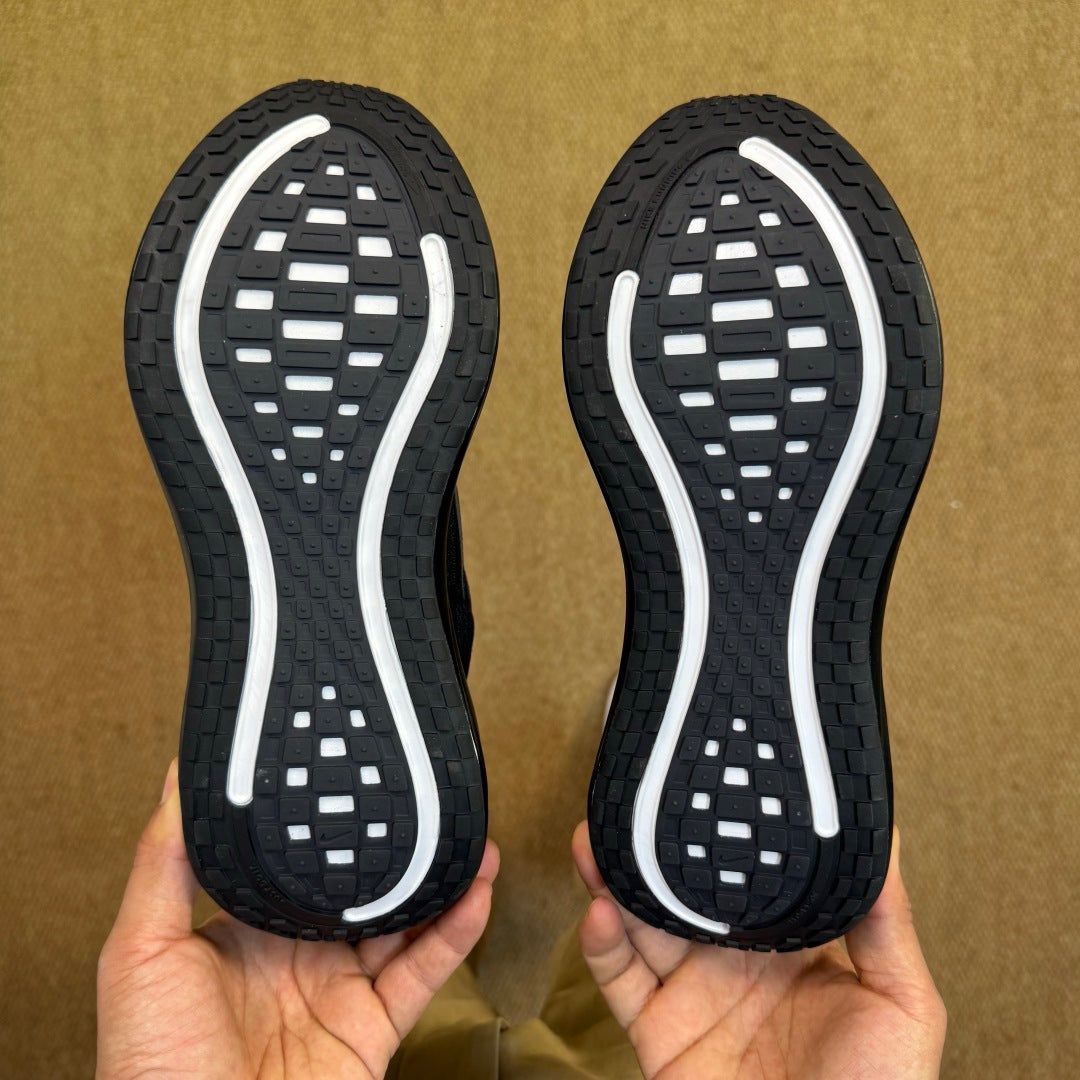 Nike Vomero 18 - Triple Black