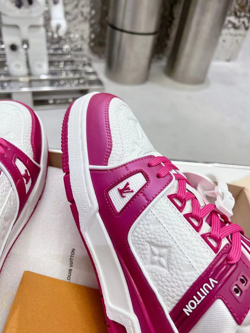 LV Trainer Pink White