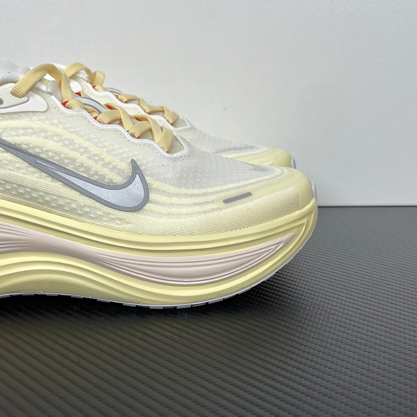 Nike Vomero 18 - Sail/Light Cream