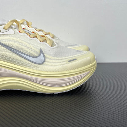 Nike Vomero 18 - Sail/Light Cream