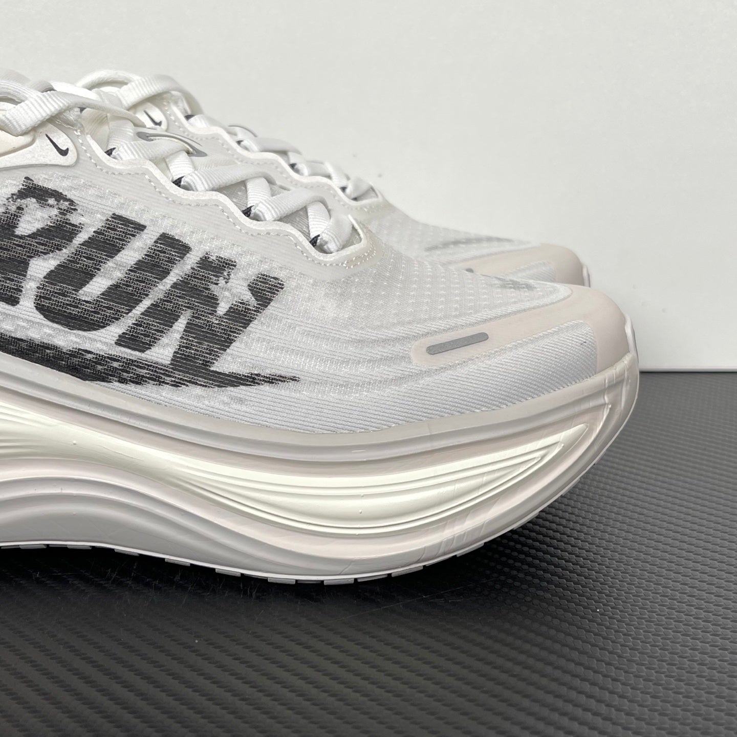 Nike Vomero 18 - White/Black "RUN"