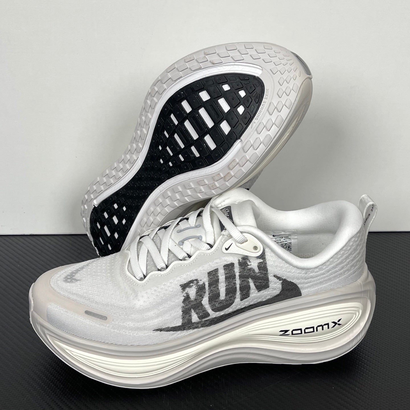 Nike Vomero 18 - White/Black "RUN"