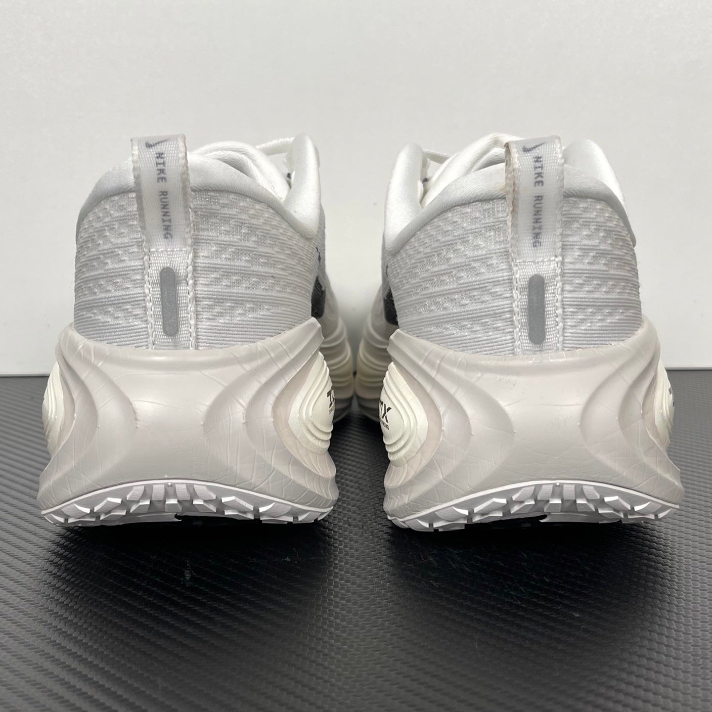 Nike Vomero 18 - White/Black "RUN"