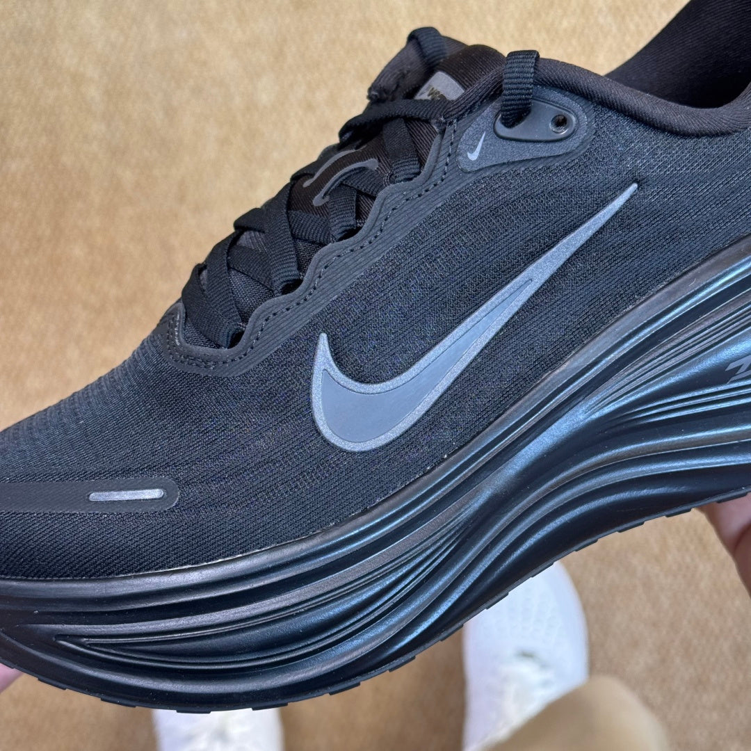 Nike Vomero 18 - Triple Black