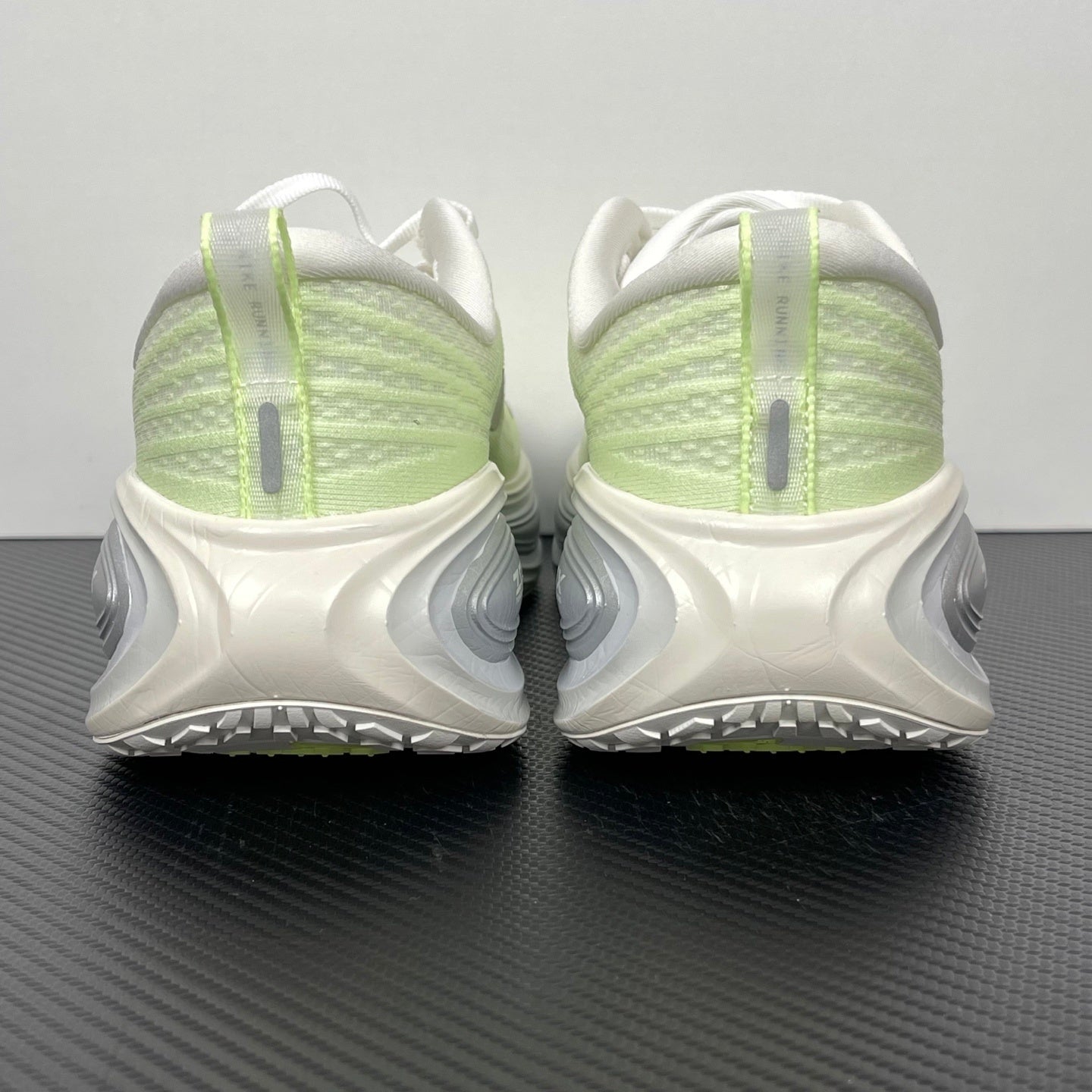 Nike Vomero 18 - Volt/Metallic Silver