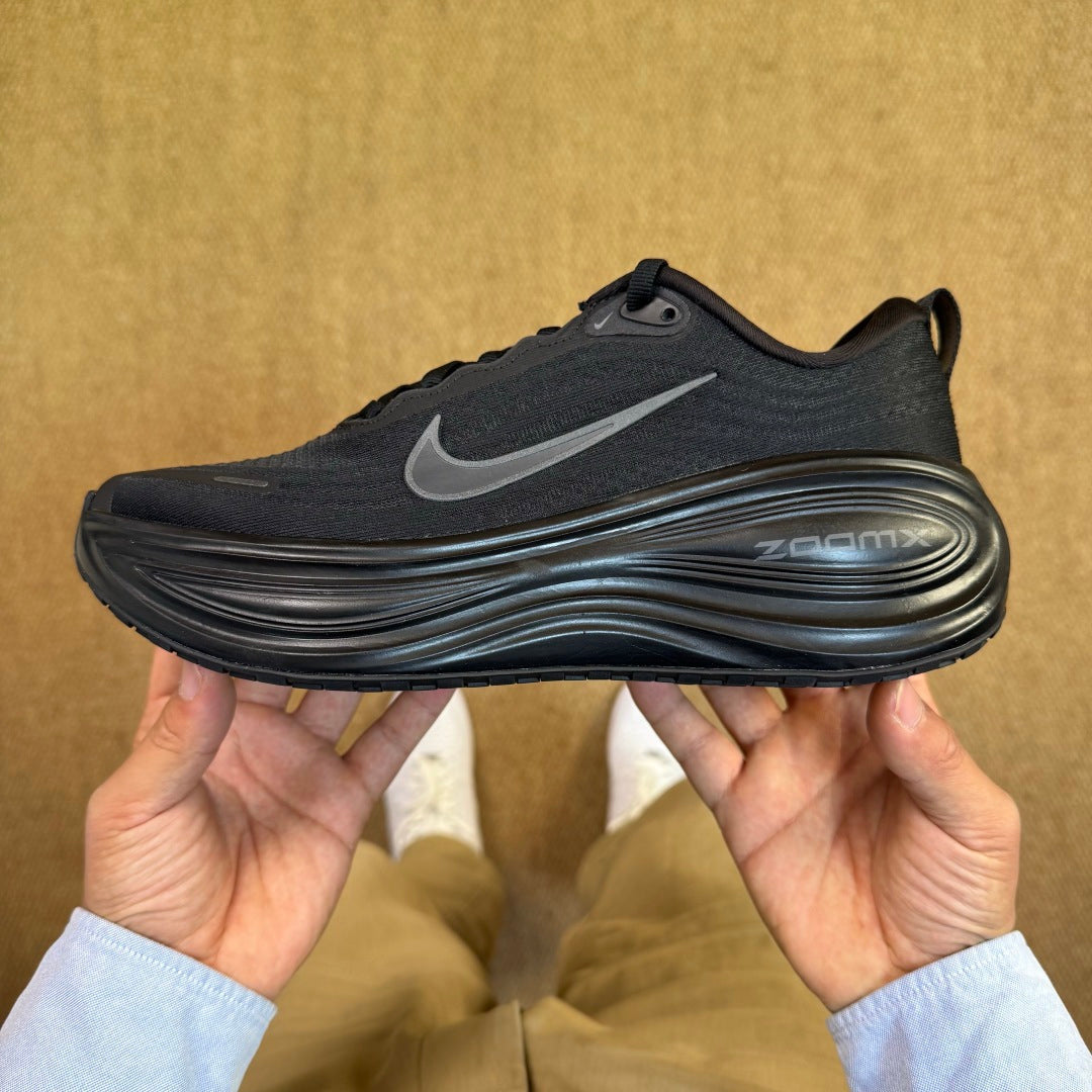 Nike Vomero 18 - Triple Black