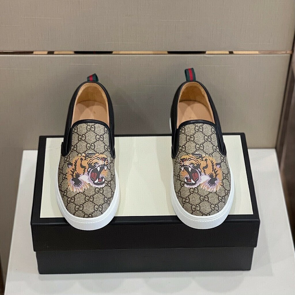 GUCCI GG Supreme Tiger Slip On