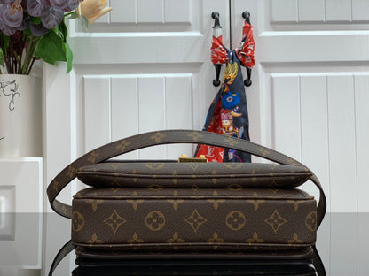 Bolsa Métis East West Monogram Canvas Brown