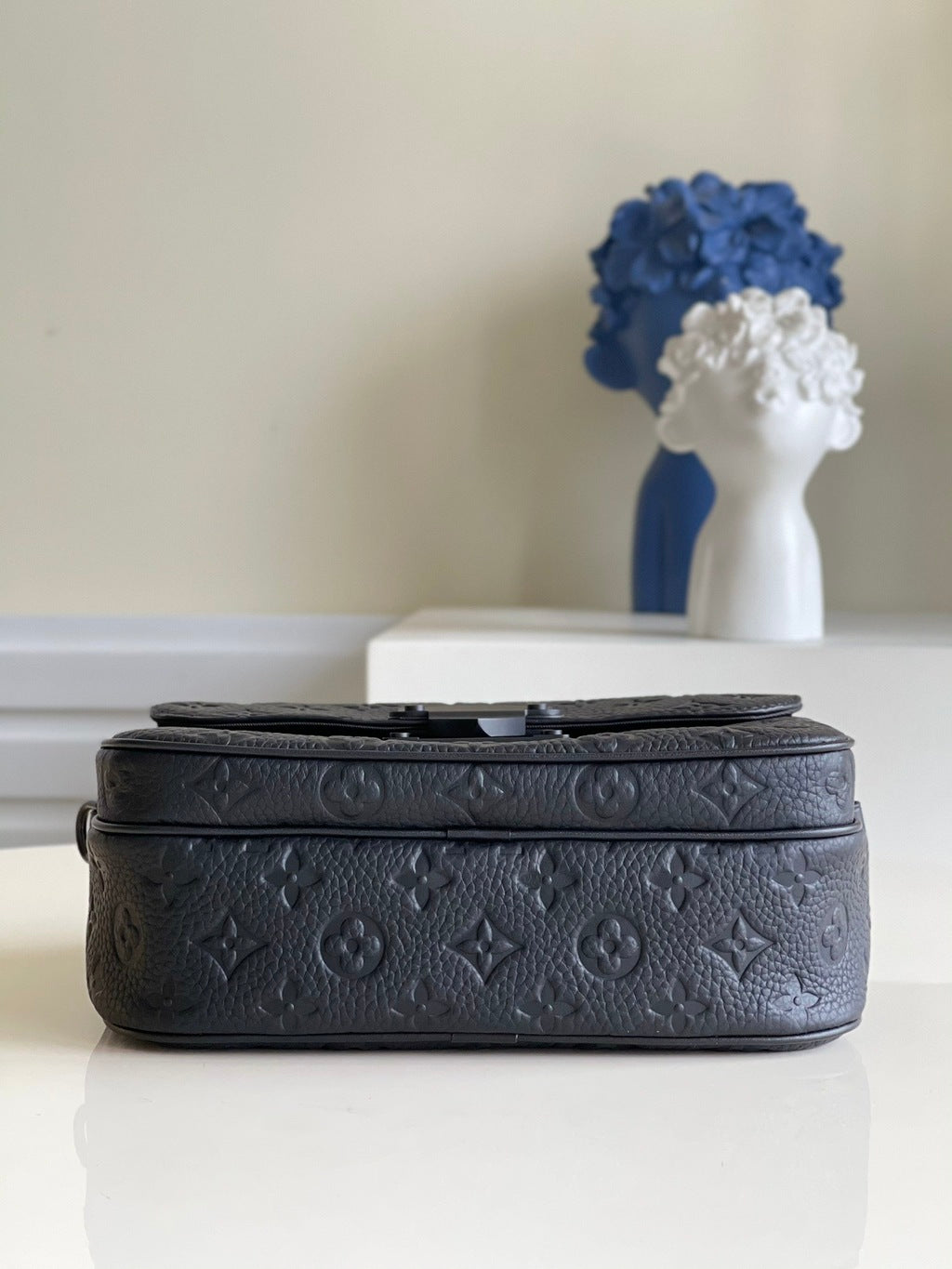 Bag S-lock Messenger Monogram