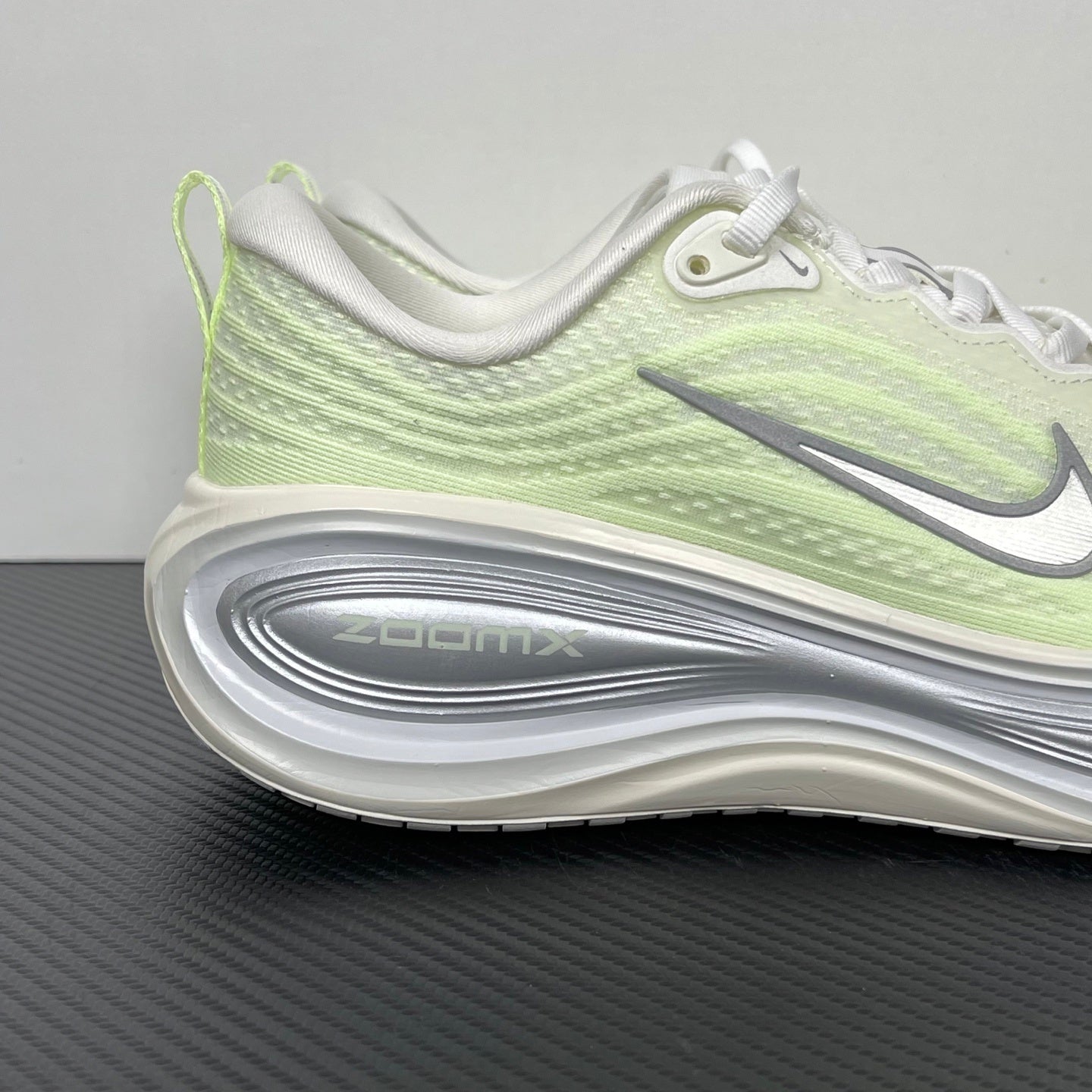 Nike Vomero 18 - Volt/Metallic Silver